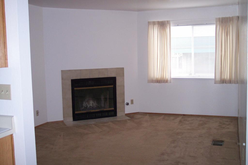 Living room by Diablo Terrace Apartments